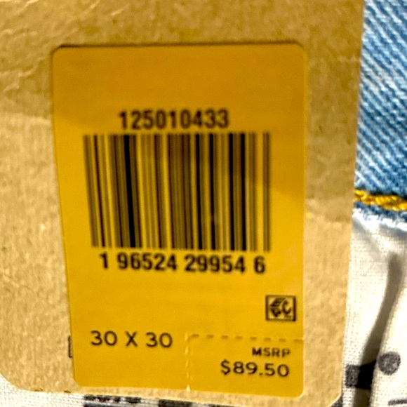 NWT | 30x30 Levi 501’s highwaist mom jeans | tapered ankle | slight distressed - Picture 2 of 10